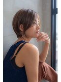 おとな可愛い前下がり小顔ショートヘア/くすみベージュ