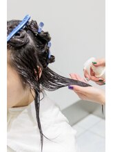 毛髪の汚れをしっかり除去し、トリートメント効果をさらに引き出します。[銀座/銀座駅/銀座駅30秒]