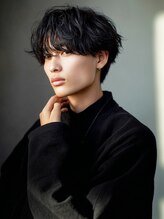 髪の影（シャドウ）を操る《シャドウパーマ》奥行きと動きがあるパーマで派手さを抑えた、ナチュラルな色気