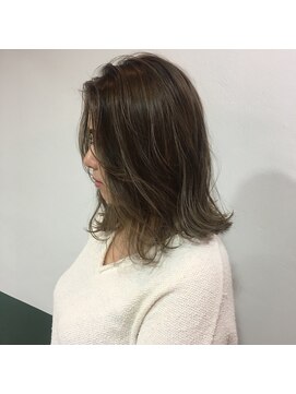 クラン(clan) clan<ハイライトブルージュ×外はねヴェールウェーブミディアム>