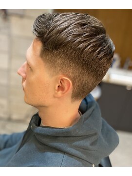 フランクスバーバー アンド ビアークラブ(FRANK'S BARBER and BEER CLUB) バーバースタイルビジネステーパーフェードカット