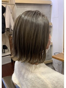 アンプリフィア(amplifier) アッシュグレージュ×ボブ