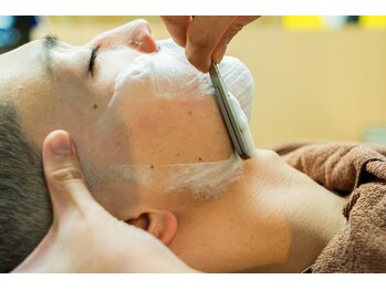 フリーダム 新百合ヶ丘店(FREEDOM)の写真/【当日OK】[カット+シェービング+眉毛カット￥3400]オトコの身だしなみはお任せ。普段剃れない産毛まで◎