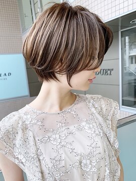 アンド ストーリーズ(&STORIES) 大人可愛い耳かけショートボブフォギーベージュ【江角力也】