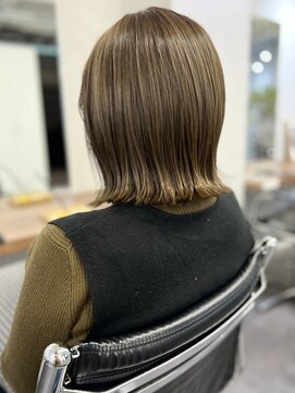 オウル(Owll) ＊肩ライン切りっぱなし外ハネボブシアーベージュカラー＊