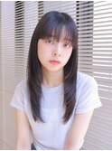 顔まわりレイヤー重め前髪ぱっつんウルフレイヤー黒髪スタイル