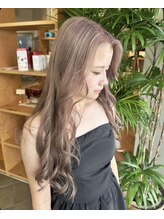 フィルターいらずのピンクグレージュ。光でとろける透明感