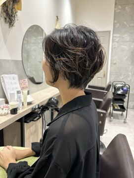 トマト(TOMTO) 【RYOHEI】ニュアンスパーマ_ショートボブ_耳掛けショート