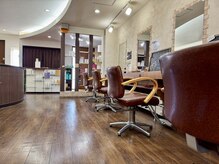 ナチュラルスタイリッシュサロン ヴィホ(natural stylish salon VIHOH)の雰囲気（広々とした店内で癒しのサロンタイムをお過ごしください◎）
