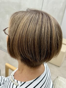 レヴィア(REVIA) 白髪ぼかしハイライトブリーチメッシュミルクティーベージュ