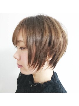 リル(Rire) 30代40代50代大人小顔ショート耳かけ丸みくびれ