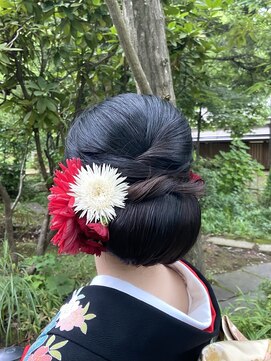 ブライダル デザインのあるシニヨンヘア