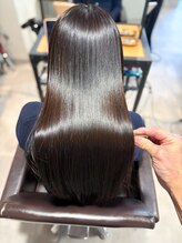 【乾かすだけでまとまる艶髪へ、ただ癖を伸ばすだけでなく髪質改善級の質感へ導く美髪矯正】
