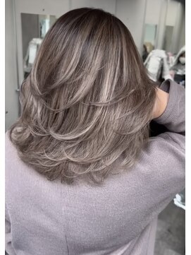 レディアル 大宮(REDEAL ope.) バレイヤージュ レイヤーカット ハイライト ホワイト