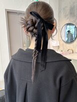 メク(meku)&nbsp;大きめのリボンでタイトアレンジ＊