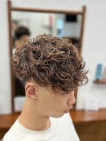 ニュートラル(Neutral) スペインカール、メッシュ、スキンフェード