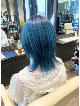 シェリッシュ ノース(Sheriche North) 青髪×ミディアムレイヤー【ブリーチ2～3回】