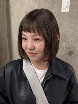 アジリ(agili) ボブ/暗髪/ブリーチ毛/グレージュ/オン眉/暗染め/前髪カット