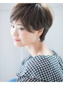 ショートヘア。
