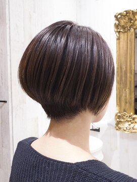 リビュー(re view) フォルム重視した前下がりボブ