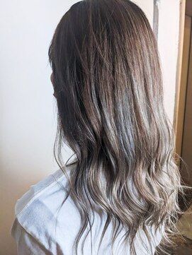 リコラックスビー(LICO LUXBE) グレージュ毛流れレイヤーカット_グレージュカラー