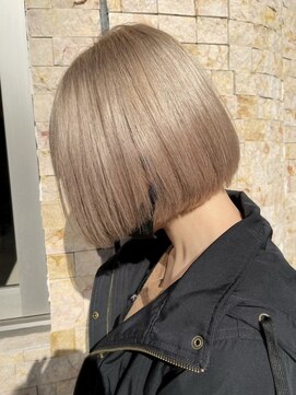 ルーブ トウキョウ(Loob. TOKYO) ショートヘアタッセルボブハイトーンボブ顔まわりレイヤーカット