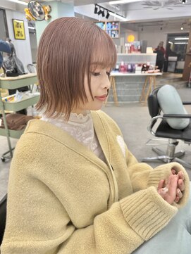 ヒビヲ(HIBIO) ショートボブ切りっぱなしボブタッセルボブミルクティーベージュ