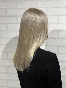 ビスイル 秋葉原店(Vis ill) ハイトーンホワイトブロンド×韓国風切りっぱなし小顔ボブ