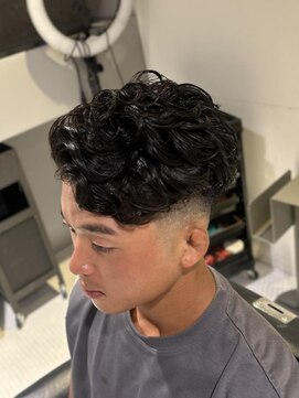 フランクスバーバーザスタンド(Frank’s barber the stand) スペインカール/スパイキーショート/フェザーパーマ飯田橋T