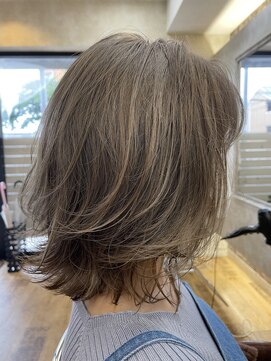 ヘアアンドメイク アリス(hair&make ALICE produce by COLT) ショート ダブルカラー ボブ ミルクティー系カラー