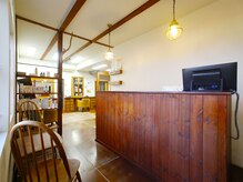 ハコ(haco)の雰囲気（受付。木調の店内でゆっくりとお過ごしください。）