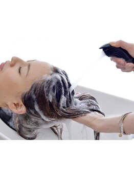 頭皮の汚れをスッキリ落として、地肌から健康的な髪へ♪癒しのひと時をお過ごしください。