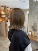 ベージュカラー×切りっぱなしボブ