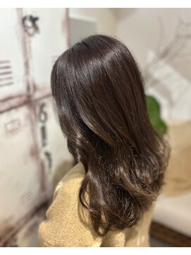 リゴッツ ドゥア プトゥリ(Regottz dua putri) ハイライト/グレージュカラー2.26ミディアムレイヤーカット