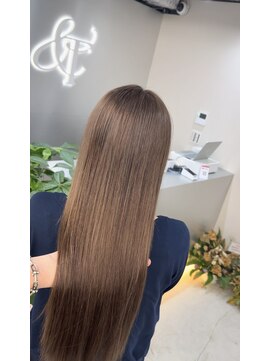 アンドティグルトウキョウ 池袋(&.TIGRE TOKYO) 暗染め履歴から叶える透明感ブラウンベージュ【ケアブリーチ】