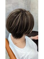 イル(iru) 白髪ぼかしハイライト×ショート