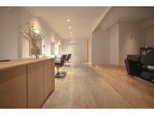 【1F】白と木と、真鍮。アトリエをイメージしたシンプルな空間。