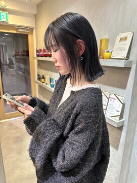 ヨーク(YOKE) YOKE 切りっぱなしボブぱつっとボブネイビーブルージュブリーチ