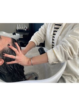 頭皮からキレイに！ボリュームUP◎首までオールハンドの当店自慢の"極上ヘッドスパ"で髪も心も癒されて♪