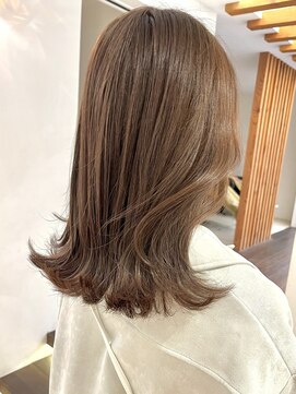 ローネス(LONESS) 柔らかいベージュカラーにミディアムレイヤースタイル◎