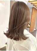 柔らかいベージュカラーにミディアムレイヤースタイル◎