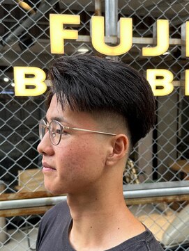 フジヤマ バーバー ショップ(FUJIYAMA BARBER SHOP) ツーブロックフェード／サイドパートスタイル