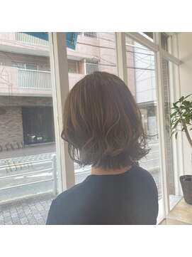 サンクチュアリ ウィズエデン 京橋店(Sanctuary with eden) ベージュカラー、外ハネスタイル