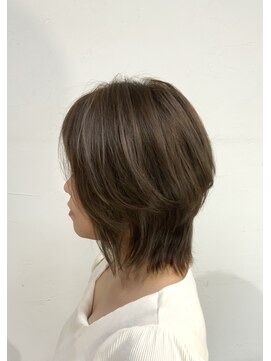 ヘアートラム(HAIR TRAm.) くびれのある大人ウルフ(グレーメッシュカラー)