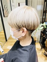 ウルム 蕨西口(ULUM)&nbsp;刈り上げマッシュのホワイトベージュ