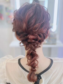アトリエビューティーアミュ(atelier beauty AmU) 結婚式 列席 二次会 パーティー ふわふわ編みおろしポニー