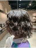 20代30代スパイラルパーマセンターパート ツーブロック大人ヘア