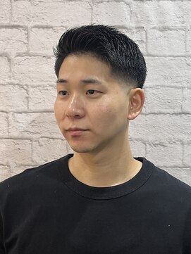 グレイスフルバーバー 赤坂見附店 清潔感と輪郭が引き締まるフェードスタイル