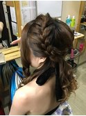 サイドに流した巻き髪