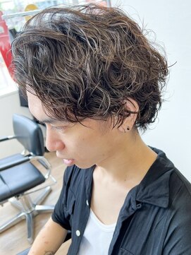 ウェイビーエフティフィフス 横浜西口(WAVEY ft.fifth) 波巻きパーマセンターパートツイストパーマメンズマッシュパーマ